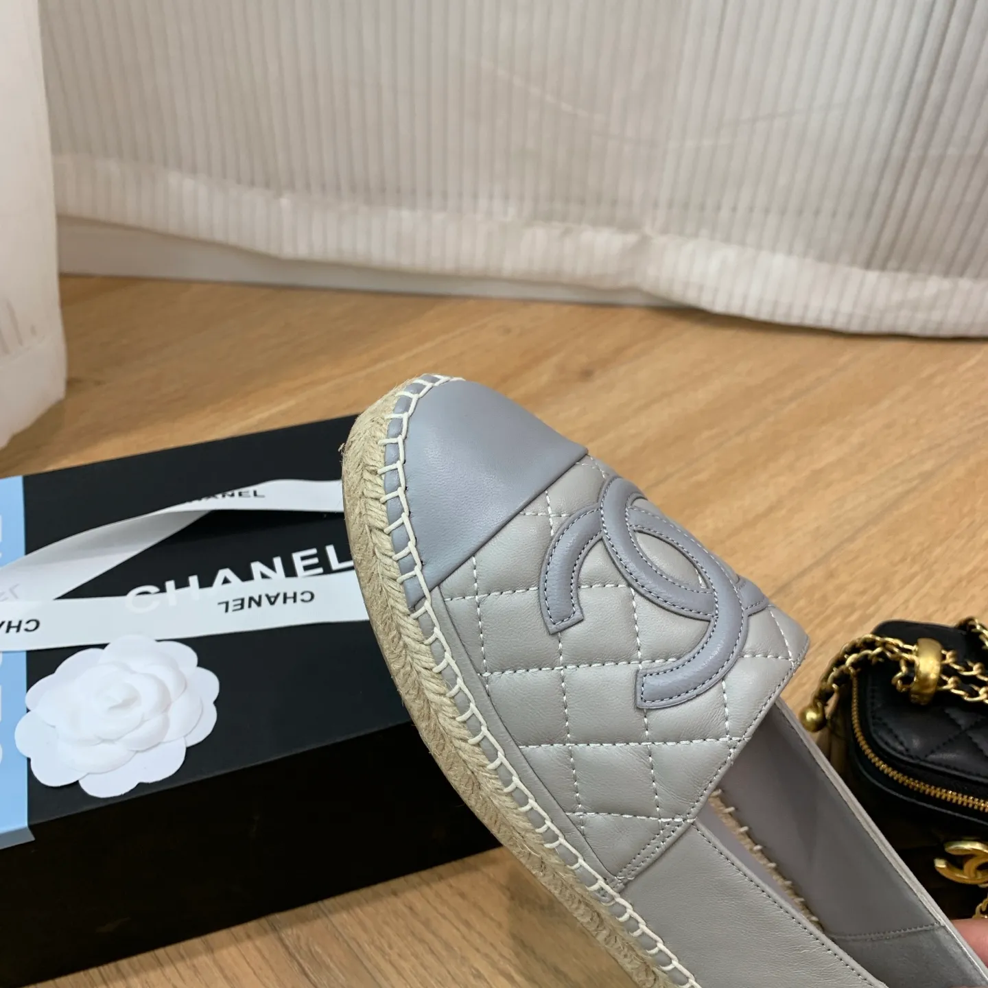 👟👟Ex-factory price 480👟👟 👑New colors are coming ✌️The new version of Chanel fisherman shoes is coming❗️Delivered in a complete set of top-notch packaging. The quality of my fisherman shoes has not been introduced much, everyone who has tried it knows it! The original customized upper, and my outsole is the original translucent outsole, the opaque outsole is the wrong version, full set of authentic packaging ❗️ size: 35-40, running price